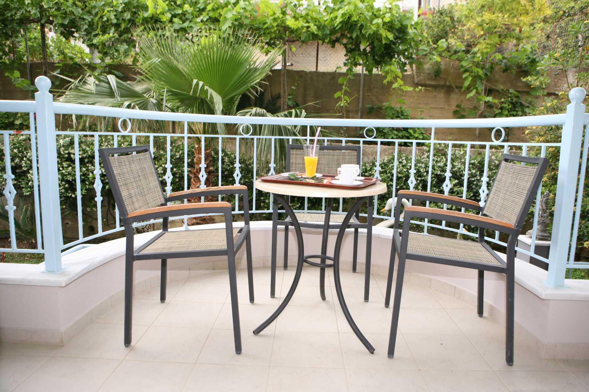 Uteplats på en av tvårumslägenheterna på hotell Atlon i Vrachos, Grekland.