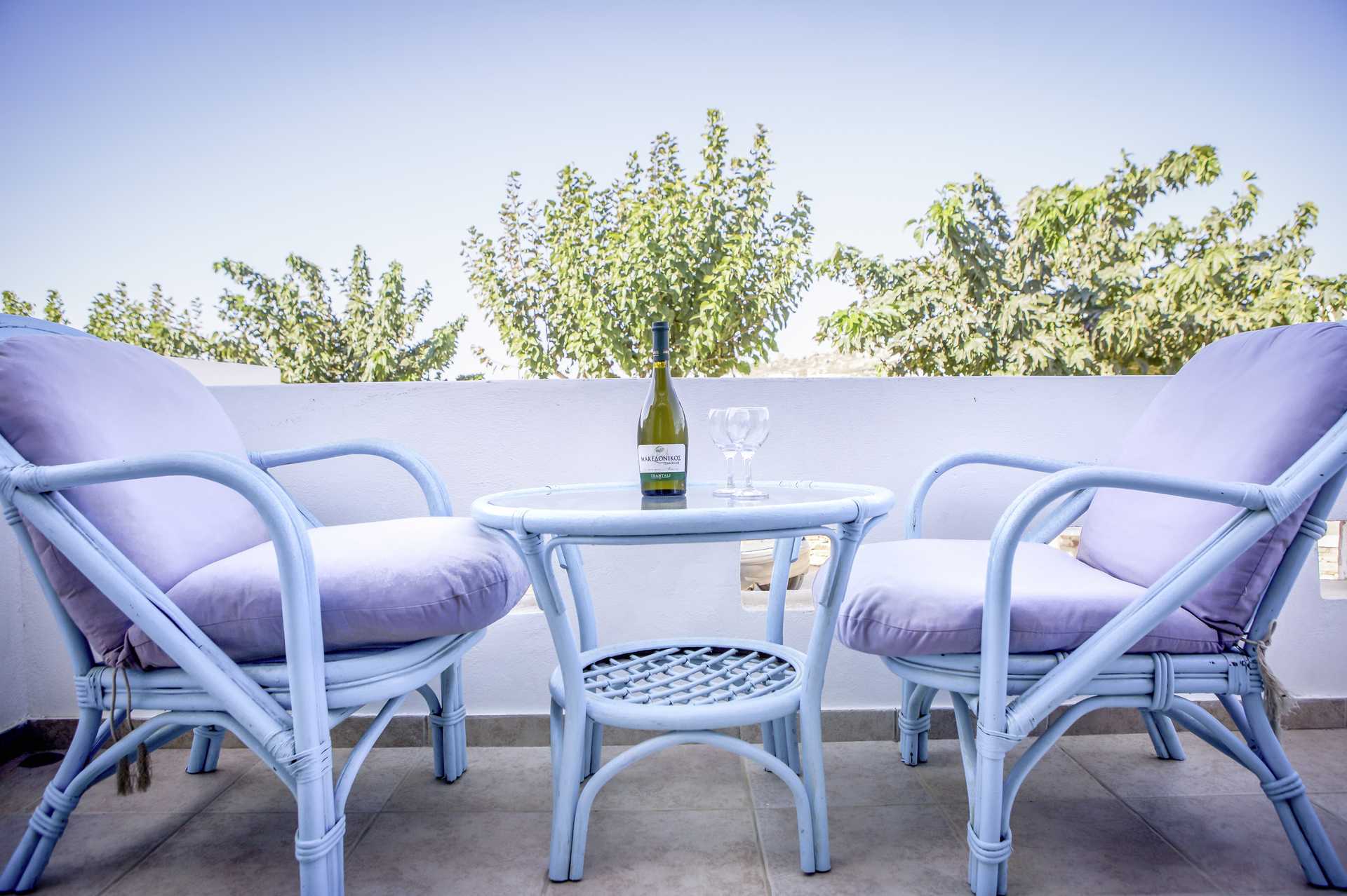 Uteplats på ett av dubbelrummen på hotell Plaza Beach i Agia Anna, Grekland.