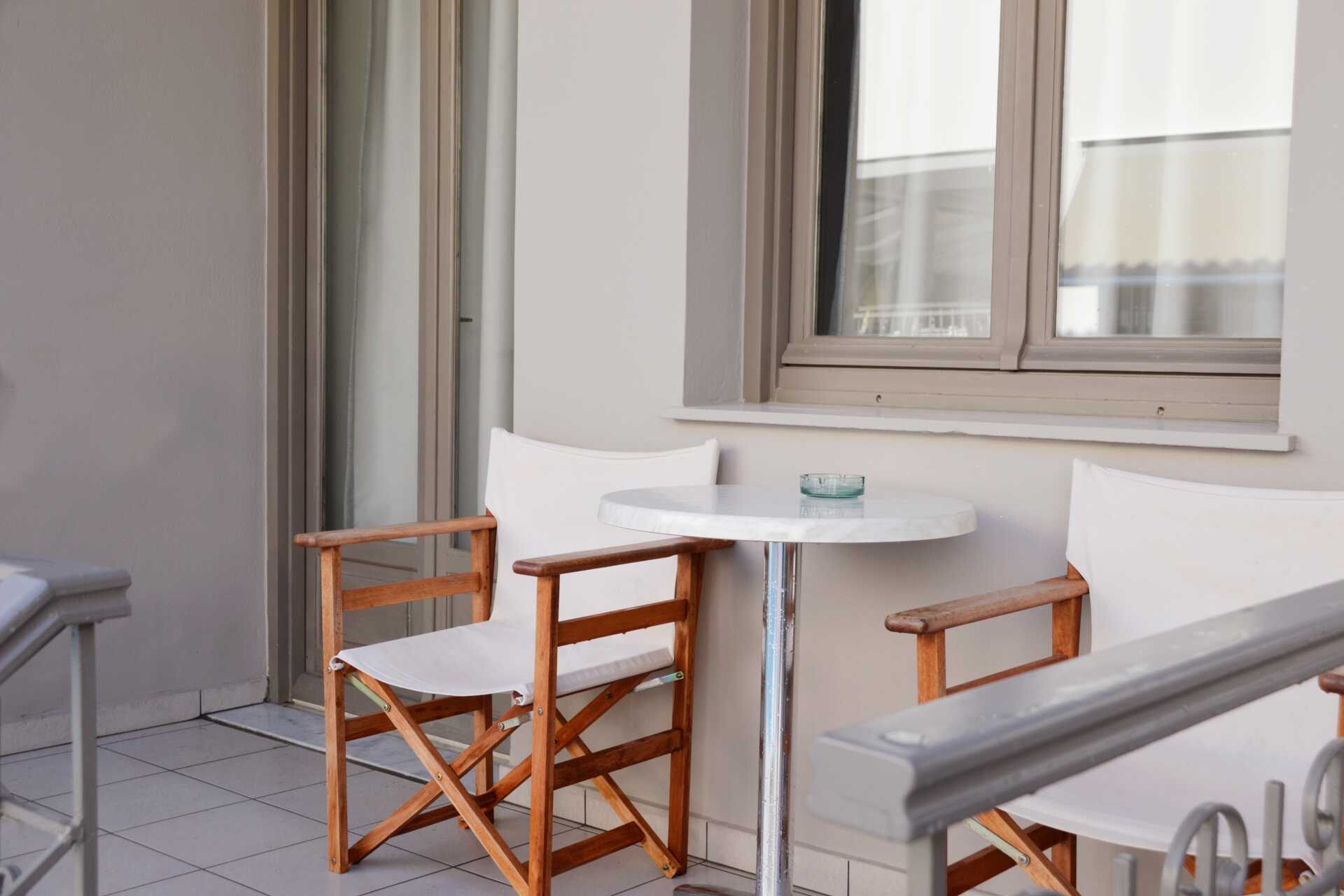 Uteplats på hotell Kiwi i Agii Apostoli på Kreta, Grekland
