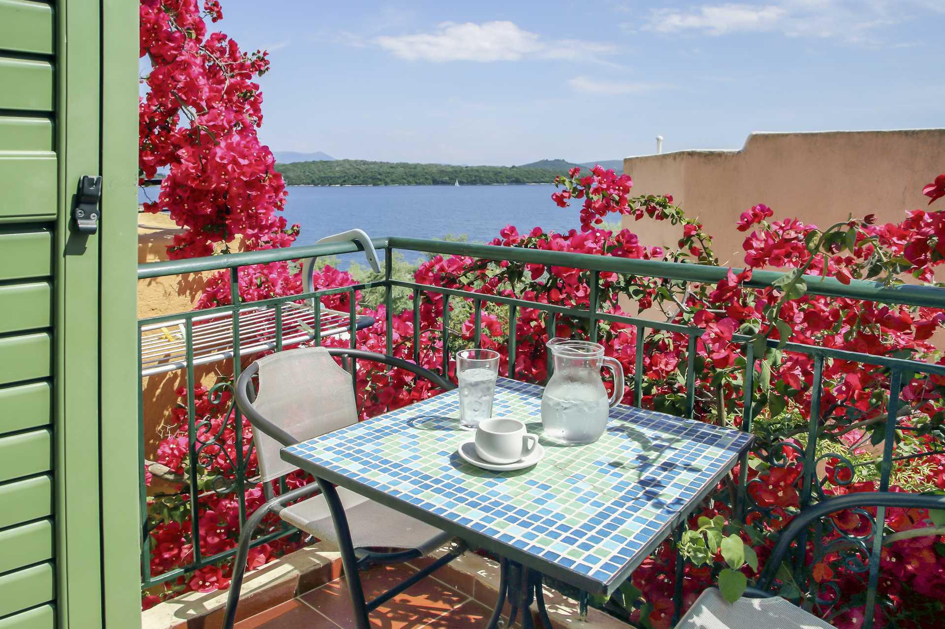 Uteplats till en tvårumslägenhet i etage.