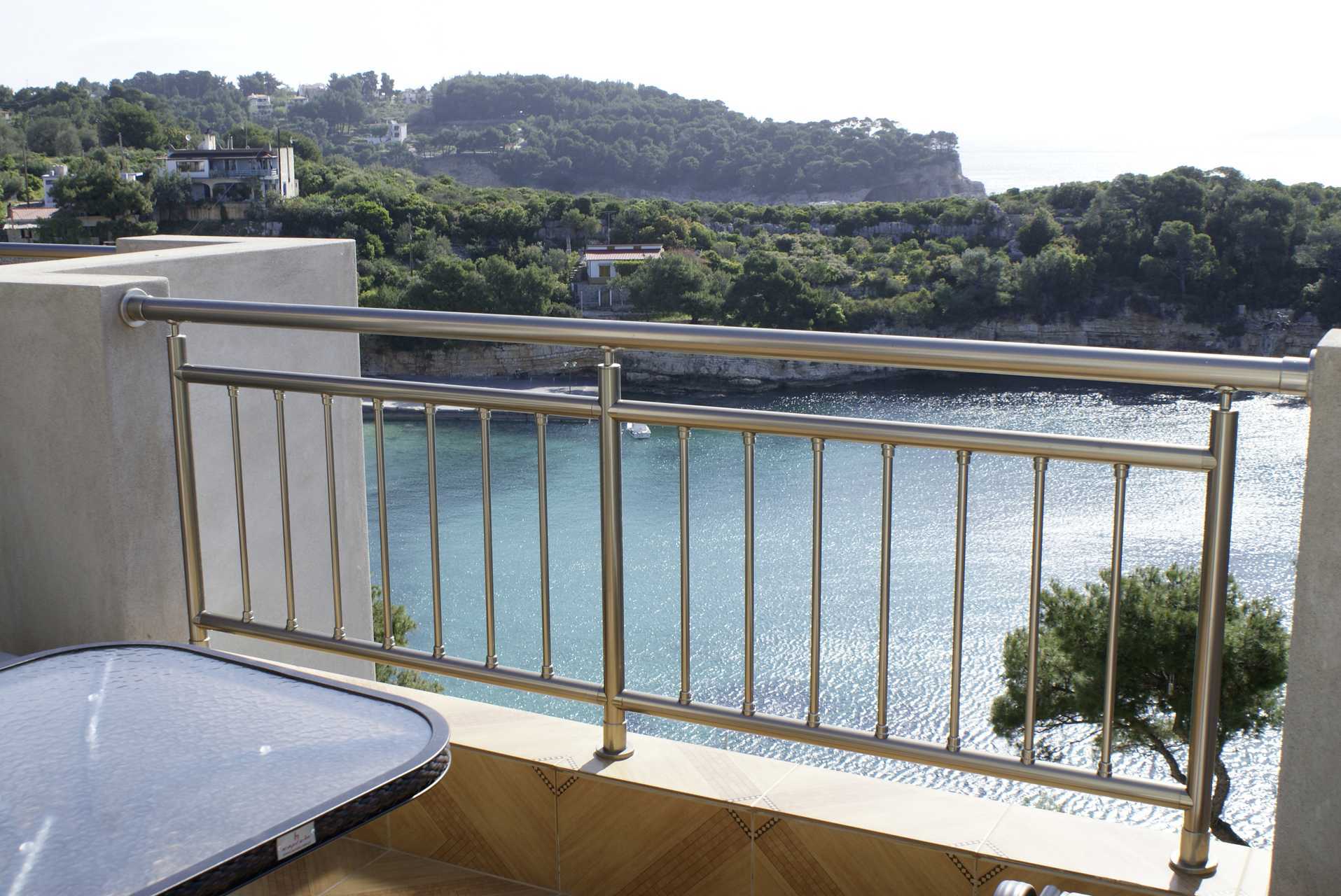 utsikt från balkong till lägenhet på hotell Marilena på Alonissos, Grekland.