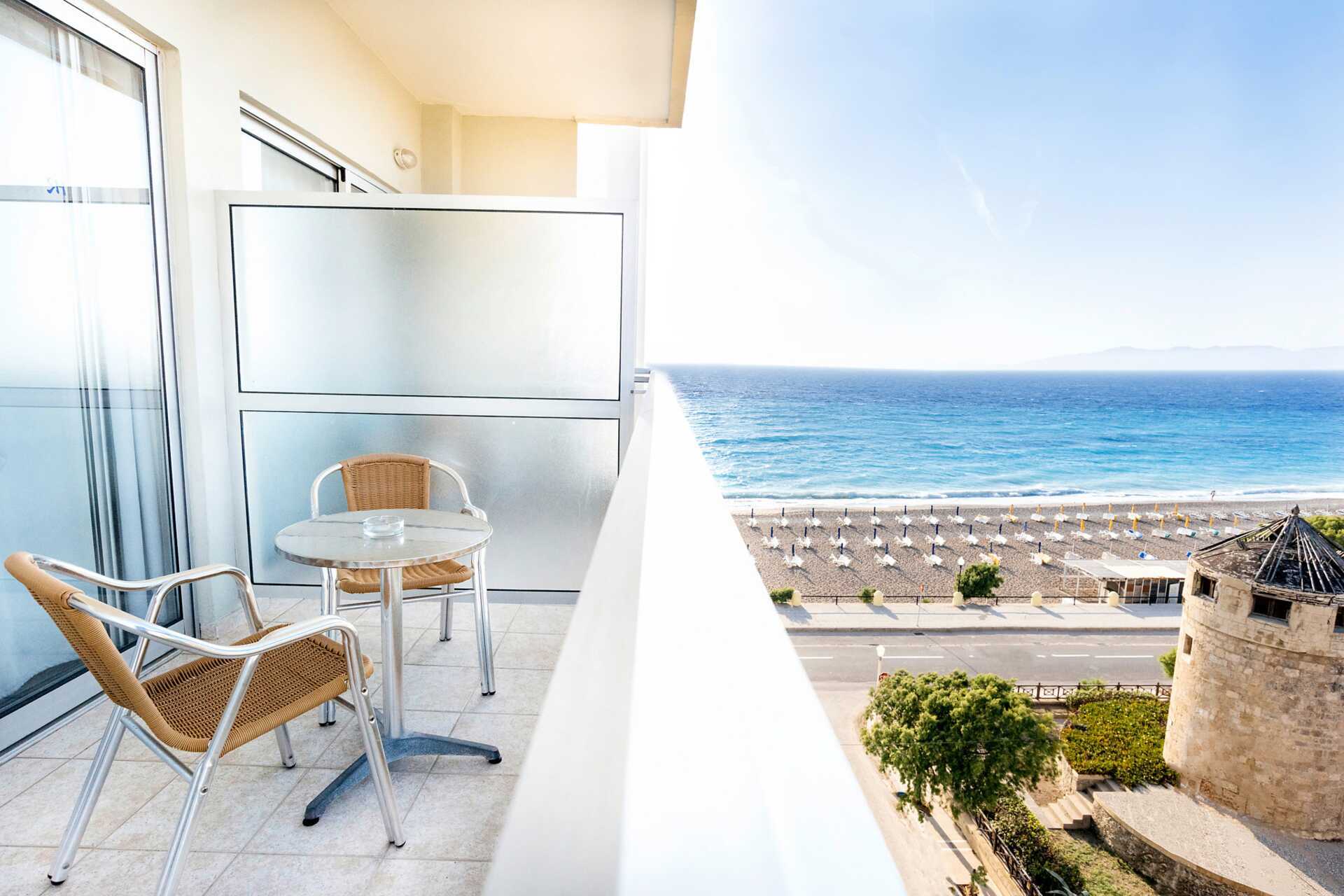 Utsikt från dubbel-/enkelrum på hotell Riviera i Rhodos stad, Grekland.