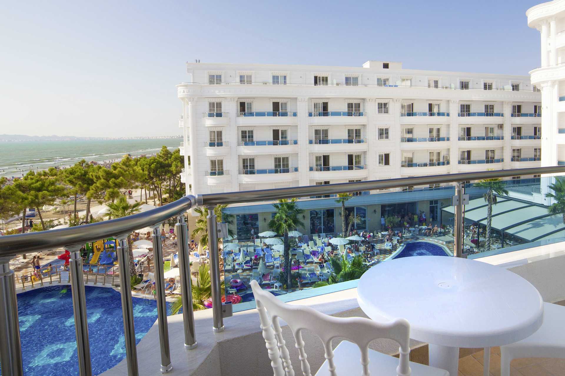 Utsikt från dubbelrum på hotell Fafa Grand Blue Resort på Durres Riviera, Albanien.