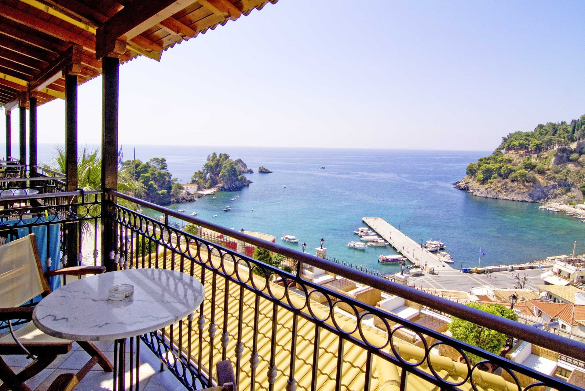 Utsikt från tvårumslägenhet på hotell Sunset i Parga, Grekland.