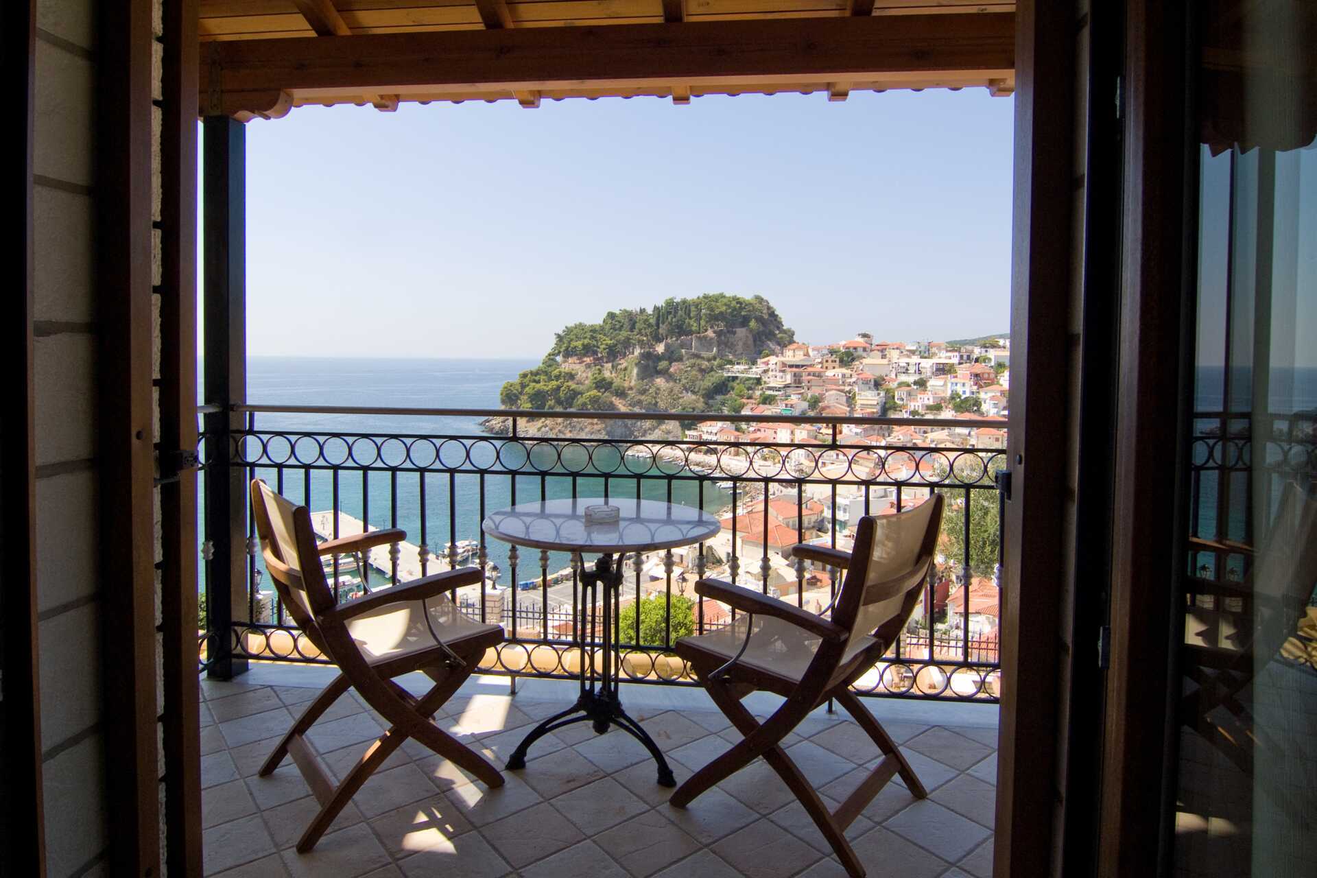 Utsikt från tvårumslägenhet på hotell Sunset i Parga, Grekland.