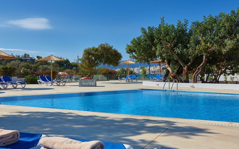 Poolen på hotell Vasia Ormos i Agios Nikolaos på Kreta, Grekland.
