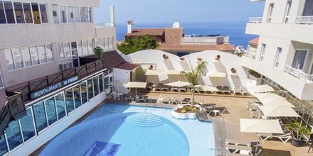 Poolområde på hotell Vigilia Park i Los Gigantes på Teneriffa, Kanarieöarna.
