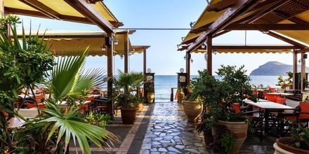 Strandrestaurang vid Villa Dora i Platanias på Kreta, Grekland.