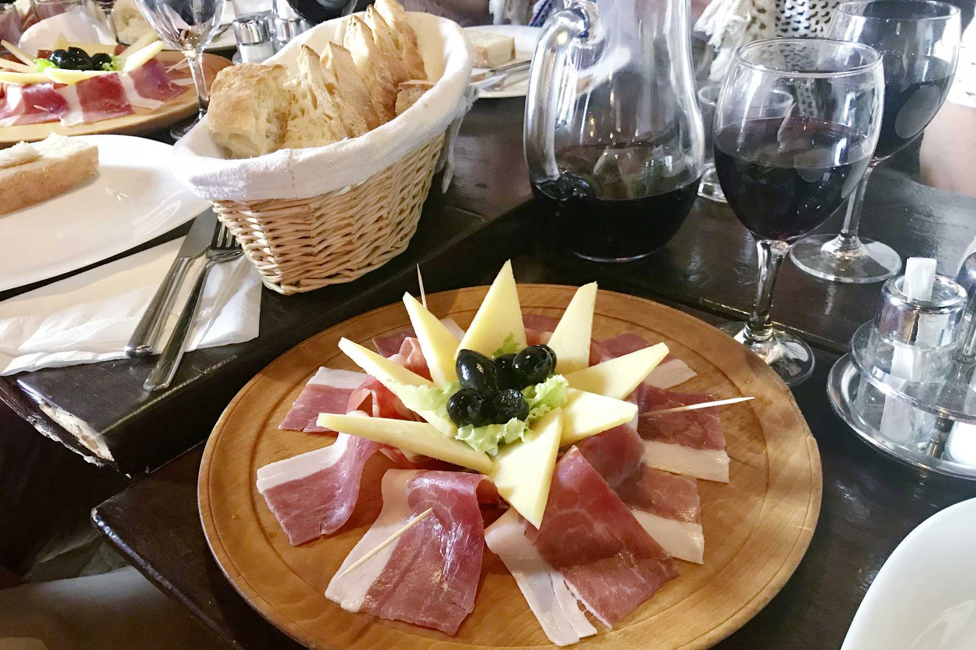 Under premiumresan Klassisk och Mat & vin ingår en Kroatisk afton där vi tar oss upp i de imponerande Biokovobergen till en typisk byrestaurang med en fantastisk utsikt över landskapet och havet.
