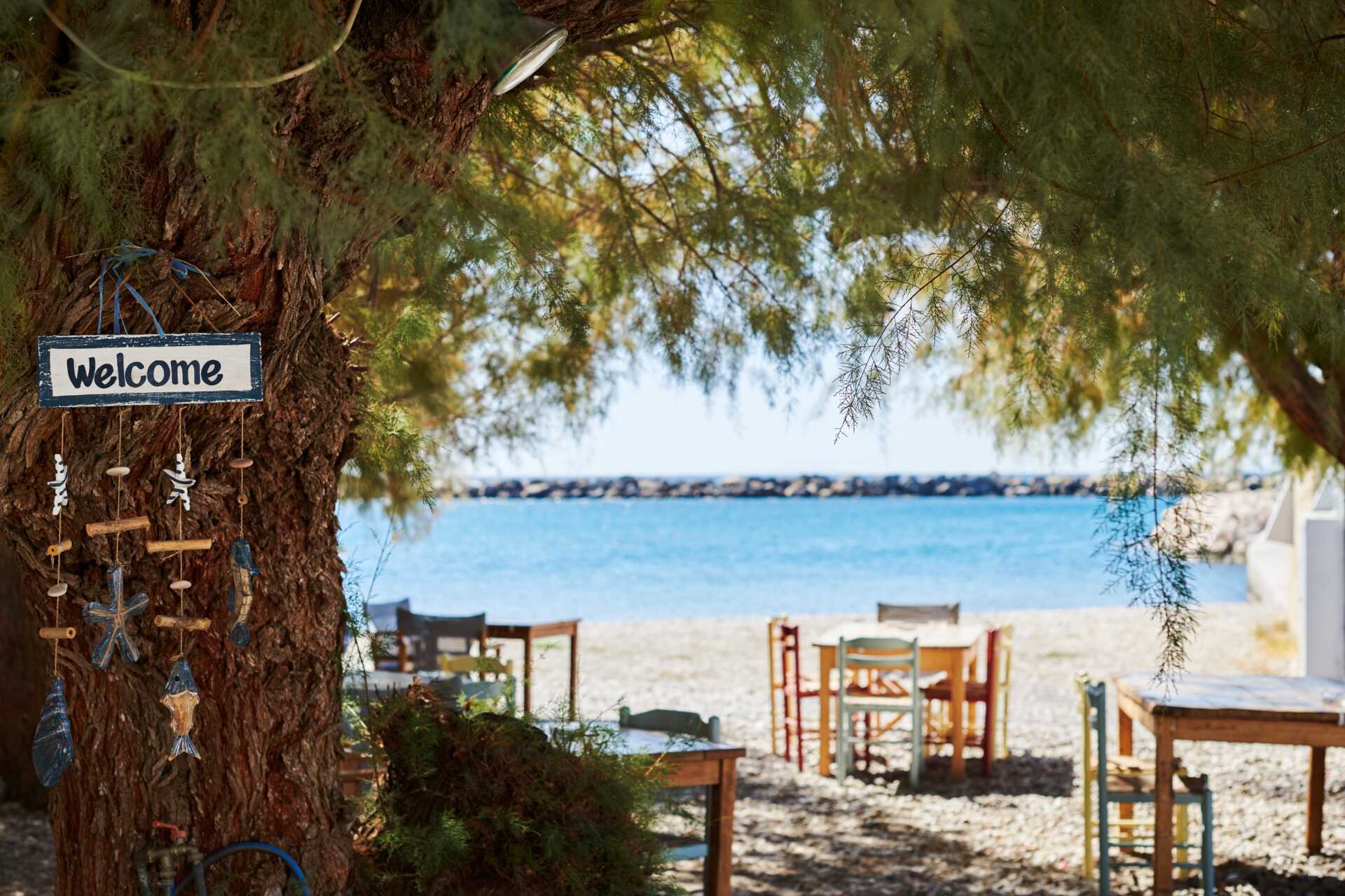 Även Ormos ligger vackert vid havet.