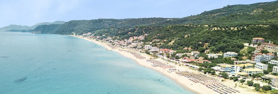 Den långa stranden i Vrachos, Grekland.