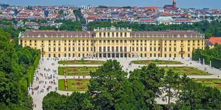 Schönbrunn slott är det pampigaste slottet i Wien.