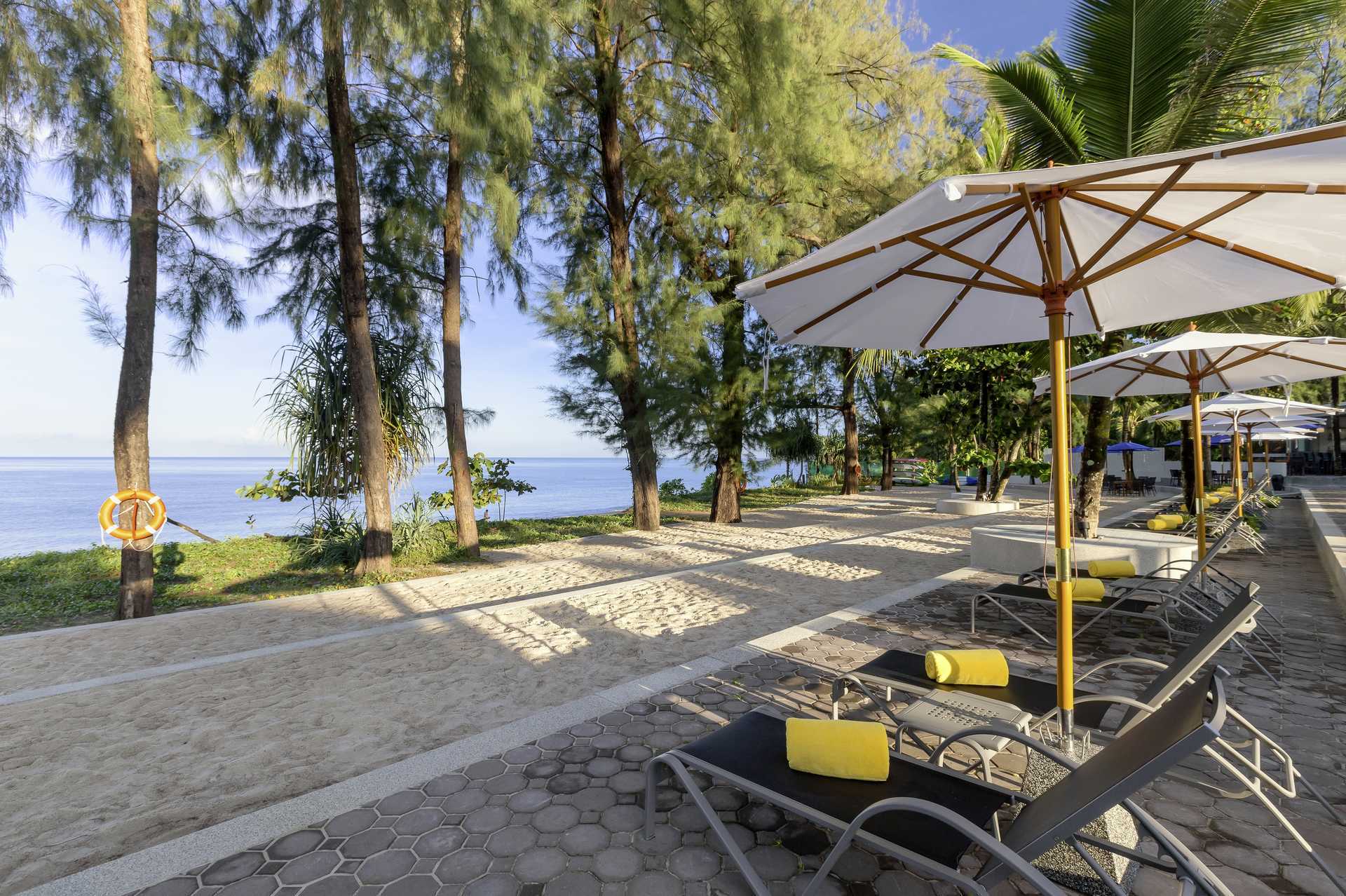 Stranden vid hotell X10 Khao Lak, Thailand.