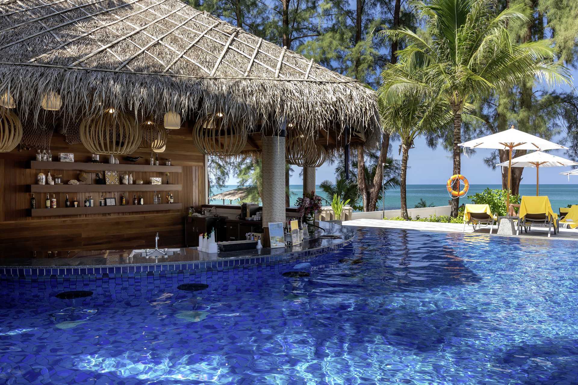 Poolbaren på hotell X10 Khao Lak, Thailand.