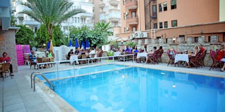 Poolområdet på hotell Yeniacun i Alanya, Turkiet.